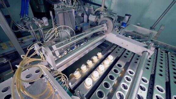 工厂机制是重新安置冰淇凌华夫饼杯内的金属轨道