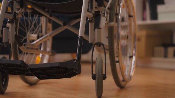 客厅里的空轮椅医疗设备残疾人