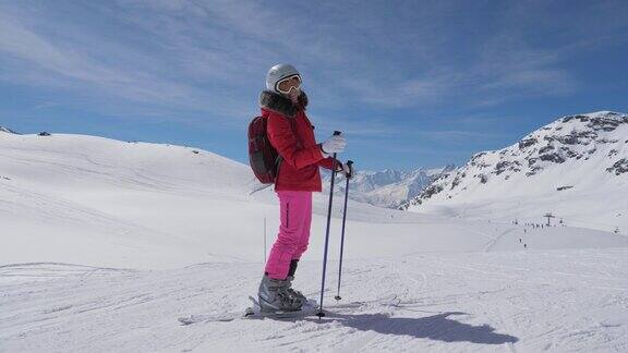 肖像微笑的白人女子滑雪者站在滑雪胜地的斜坡上