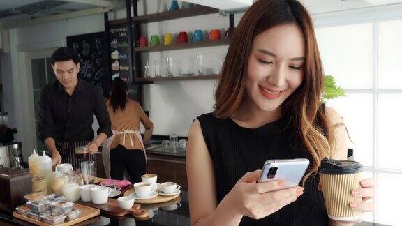 商务女性喝咖啡用智能手机