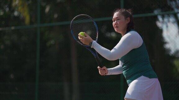 中国女子网球选手独自练习发球