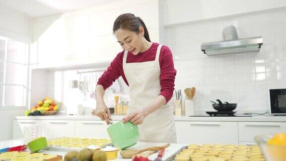 4K亚洲女人在厨房做奶油芝士