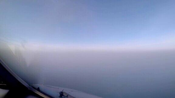 飞机座舱的视野时间流逝透过云层