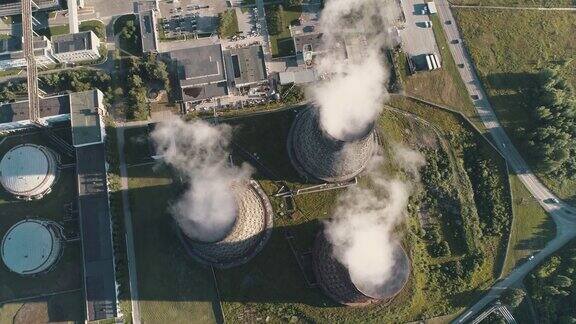 发电站的鸟瞰图核电站冷却塔燃煤电厂从上面的观点