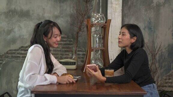 4K亚洲女性朋友在咖啡厅见面聊天