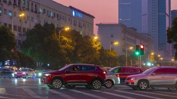 长沙市市中心日落黄昏照明著名的交通街道全景时间跨度4k中国