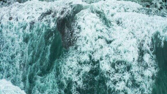 大浪的鸟瞰图在海洋中泡沫和飞溅慢动作