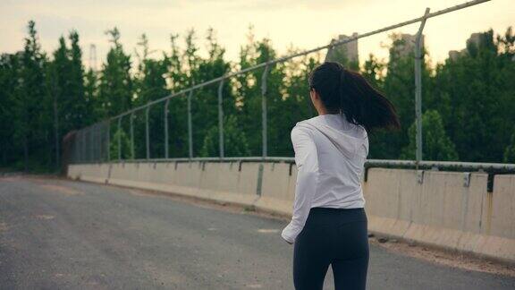 女子跑过城市人行天桥