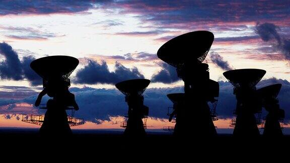 巨大的射电望远镜的轮廓面向天空背景是彩色的日落天空