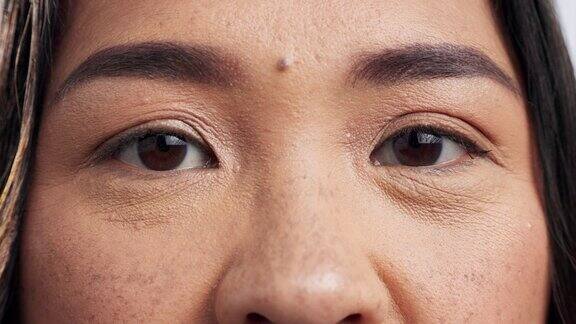 眼睛、脸部特写及女性用护肤品、睫毛及视力检查进行光学检查肖像微刮刀和眼睛护理的人从夏威夷眉毛治疗结果与皮肤科