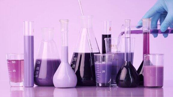 实验室的玻璃烧瓶里装满了液体