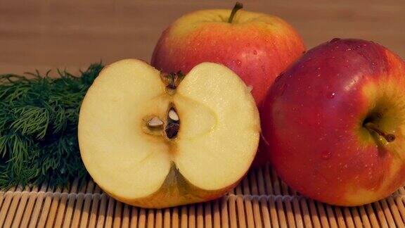 桌上的新鲜苹果