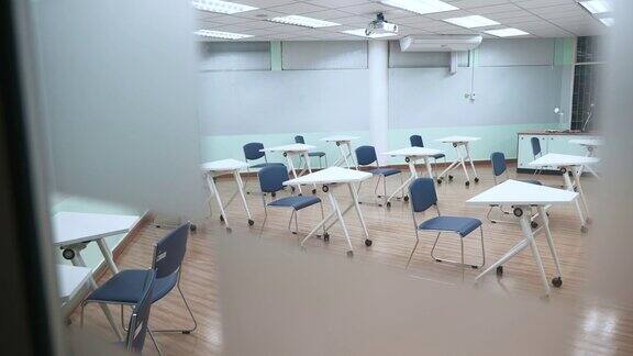 室内场景大学的空教室回到学校设置在房间里的椅子设计社会距离