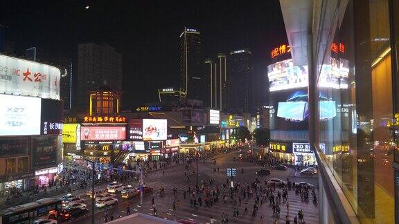 夜间时间长沙市区著名的拥挤交通街道人行横道屋顶慢镜头全景4k中国