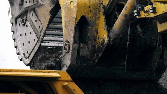 一个大桶打开矿石和泥土被卸到自卸卡车上采矿行业一个采石场矿石开采4k