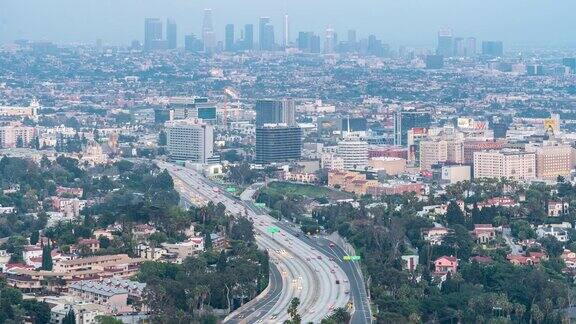 延时鸟瞰洛杉矶建筑和高速公路到市中心日落