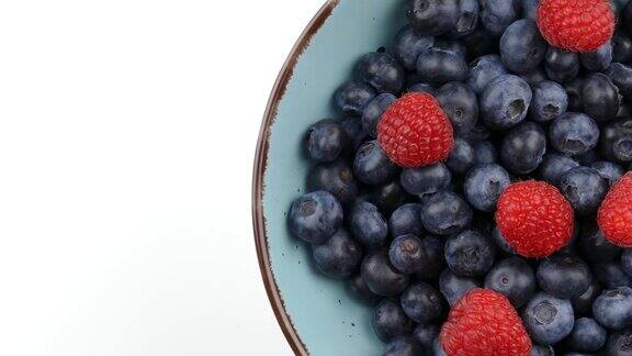 新鲜的蓝莓和覆盆子水果放在一个碗里