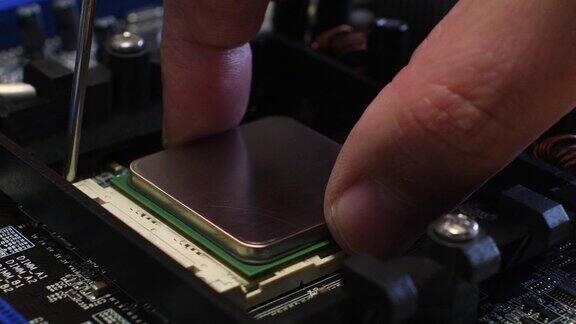 技术人员从主板插座上拆卸CPU微处理器4K超高清高清