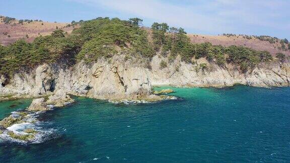 这是一个拥有透明海水的美丽海湾的岩石海岸的鸟瞰图