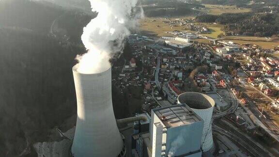 蒸汽从热电厂的塔中流出