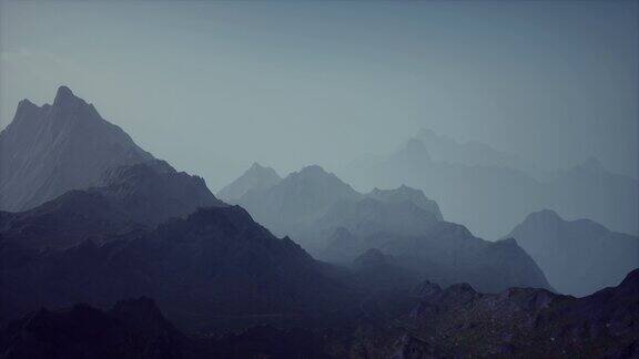 浓雾笼罩的雄伟山脉