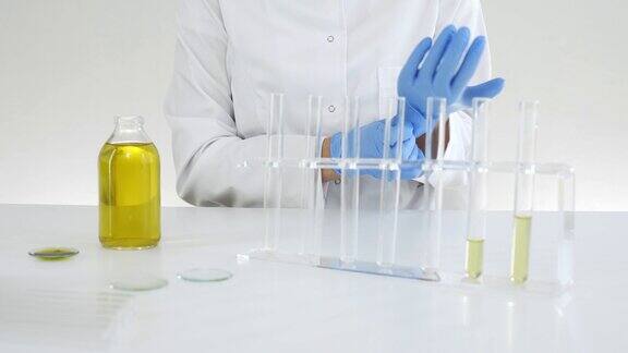科学家工作与医药CBD油在实验室把手套