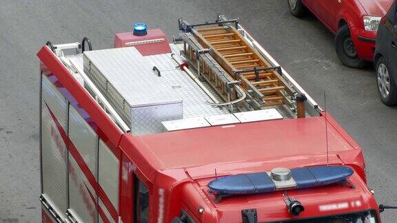俯视图闪烁的蓝色消防车警报器红色消防车到达火灾报警地点救援消防队用不同的设备进行救援操作紧急标志和消防概念