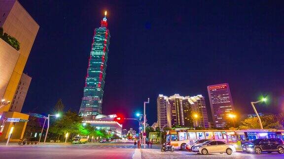 夜光照亮台北市中心交通十字路口全景4k时间流逝台湾