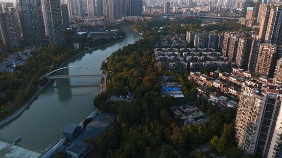 美丽的空中秋天的城市景观成都城市的河流在中国四川