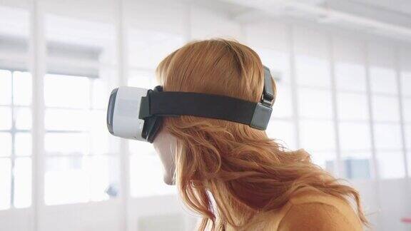 女商人在工作场所使用虚拟现实头盔