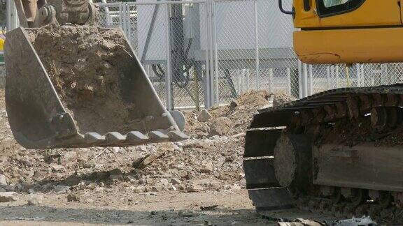 挖掘机在建筑工地收集建筑废物