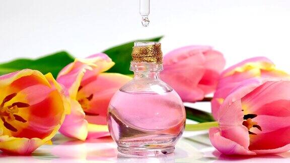 香水化妆品吸液器滴入装有香水油的玻璃瓶皮肤和身体护理粉红油精花产品