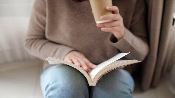 女人在家里放松的时候看书喝咖啡