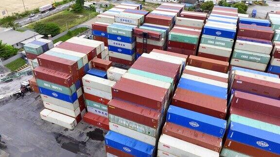 泰国春武里:2022年11月14日:商业物流系统运输和物流卡车集装箱货物的鸟瞰图