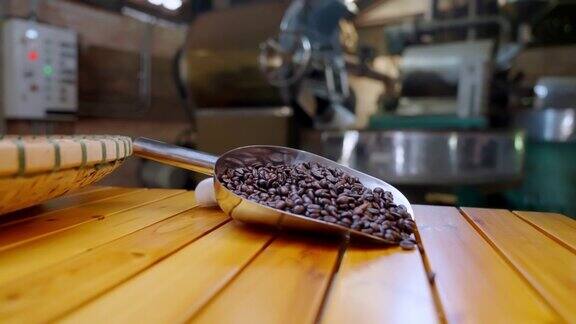 用金属勺烘焙咖啡豆