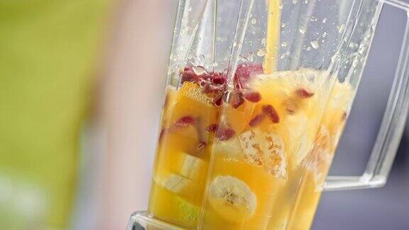 将橙汁倒在果汁罐里的水果上
