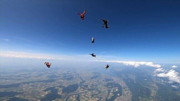 在阳光明媚的日子里跳伞者在自由落体时表演杂技