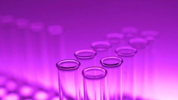 实验室里用紫光和紫光照射的玻璃试管近距离观看4K视频
