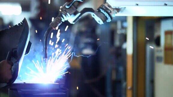 智能工业机器人手臂焊接试验运行程序为数字化工厂生产技术行业