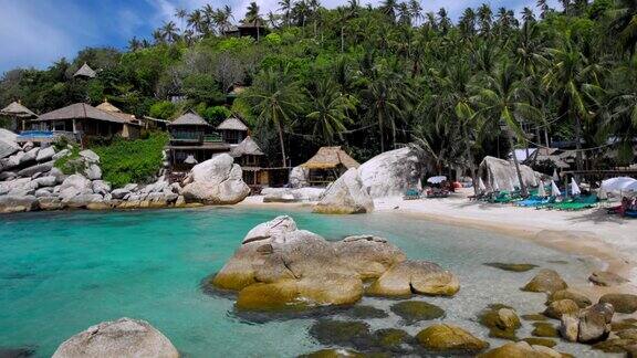 蓝色海湾与花岗岩和棕榈树在豪华异国情调的海滩热带岛屿泰国