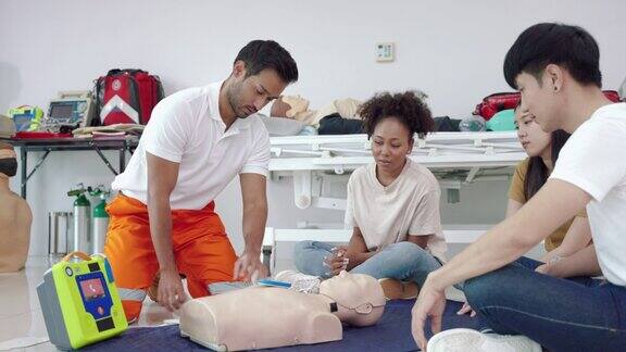急救教室医学生练习使用自动体外除颤器AED紧急医疗服务(EMS)机构