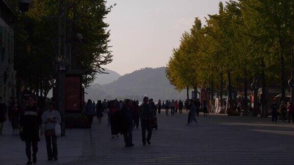 日落时分杭州著名湖滨步行湾慢镜头全景4k中国