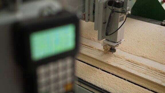 带钻的自动木材车床从胶合板上切出零件