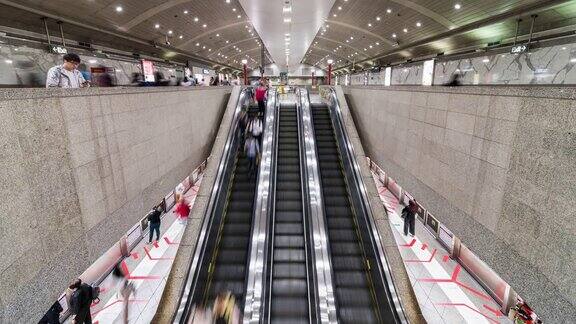 亚洲人在新加坡的捷运地铁站行走和使用自动扶梯的4K延时公共交通亚洲日常城市生活或通勤城市生活理念缩小