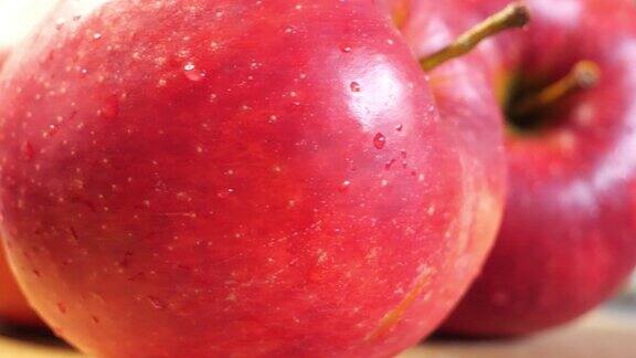 三个红苹果的特写嘎拉是一个无性系繁殖的苹果品种具有温和和甜的味道和条纹或斑纹的外观