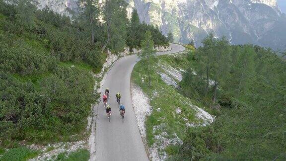 空中骑自行车的人在山路上俯瞰美丽的山脉和森林