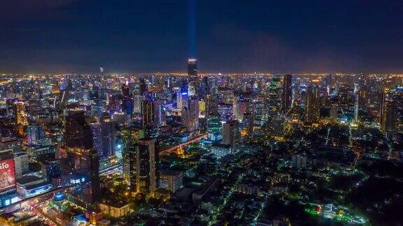 曼谷城市夜间的超光速鸟瞰图