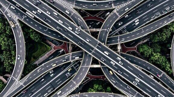 繁忙道路交叉口鸟瞰图