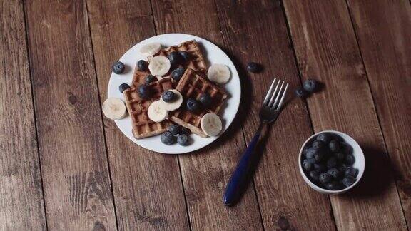 新鲜的自制比利时华夫饼配蓝莓和香蕉作为早餐
