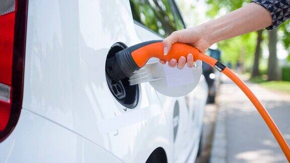 插电式电动汽车的女性更喜欢在郊外的充电站停放插电式电动汽车